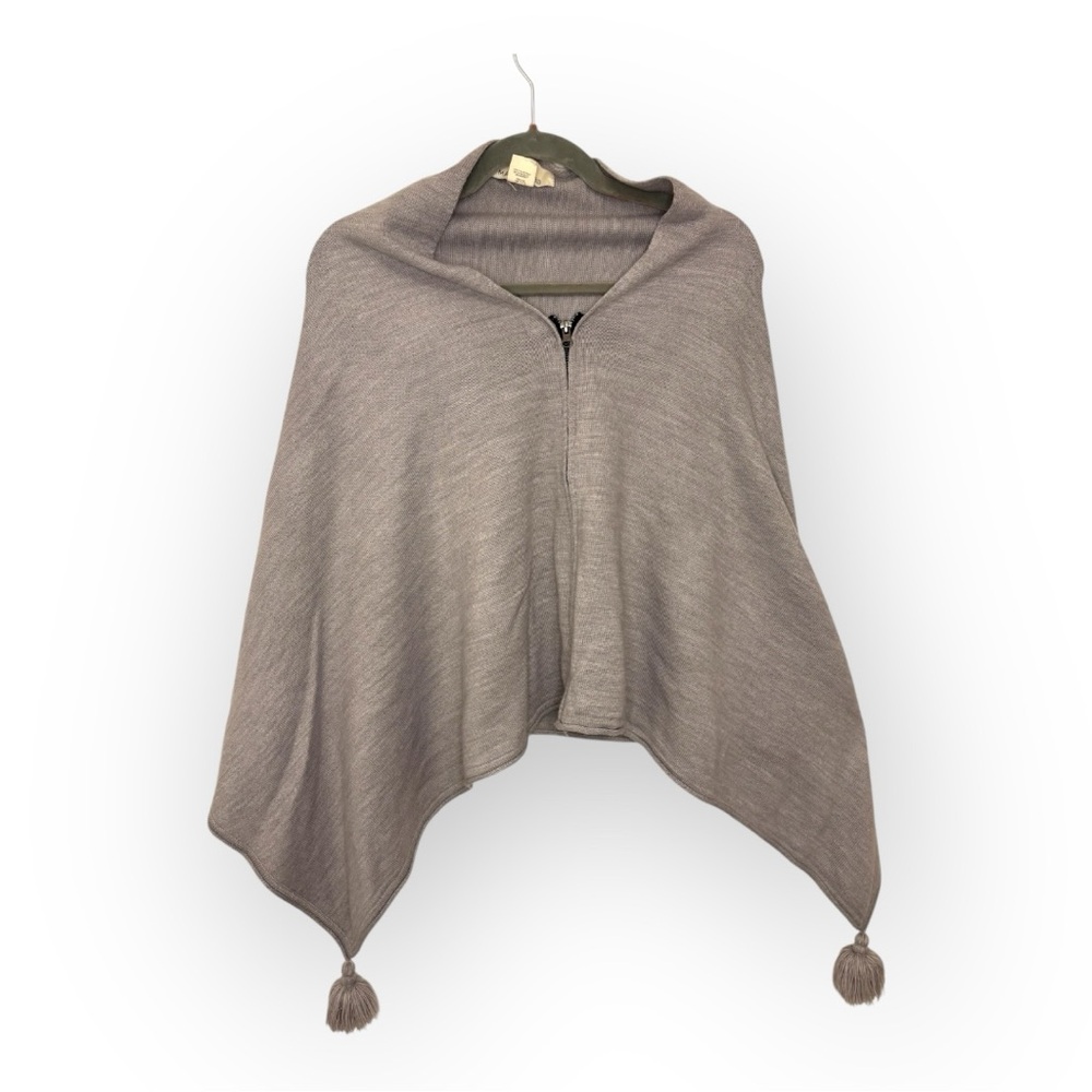Madison 88 Gray Knit Tassel Trim Poncho Cape Wrap Bohemian Chic Cozy One Size - Picture 1 of 6